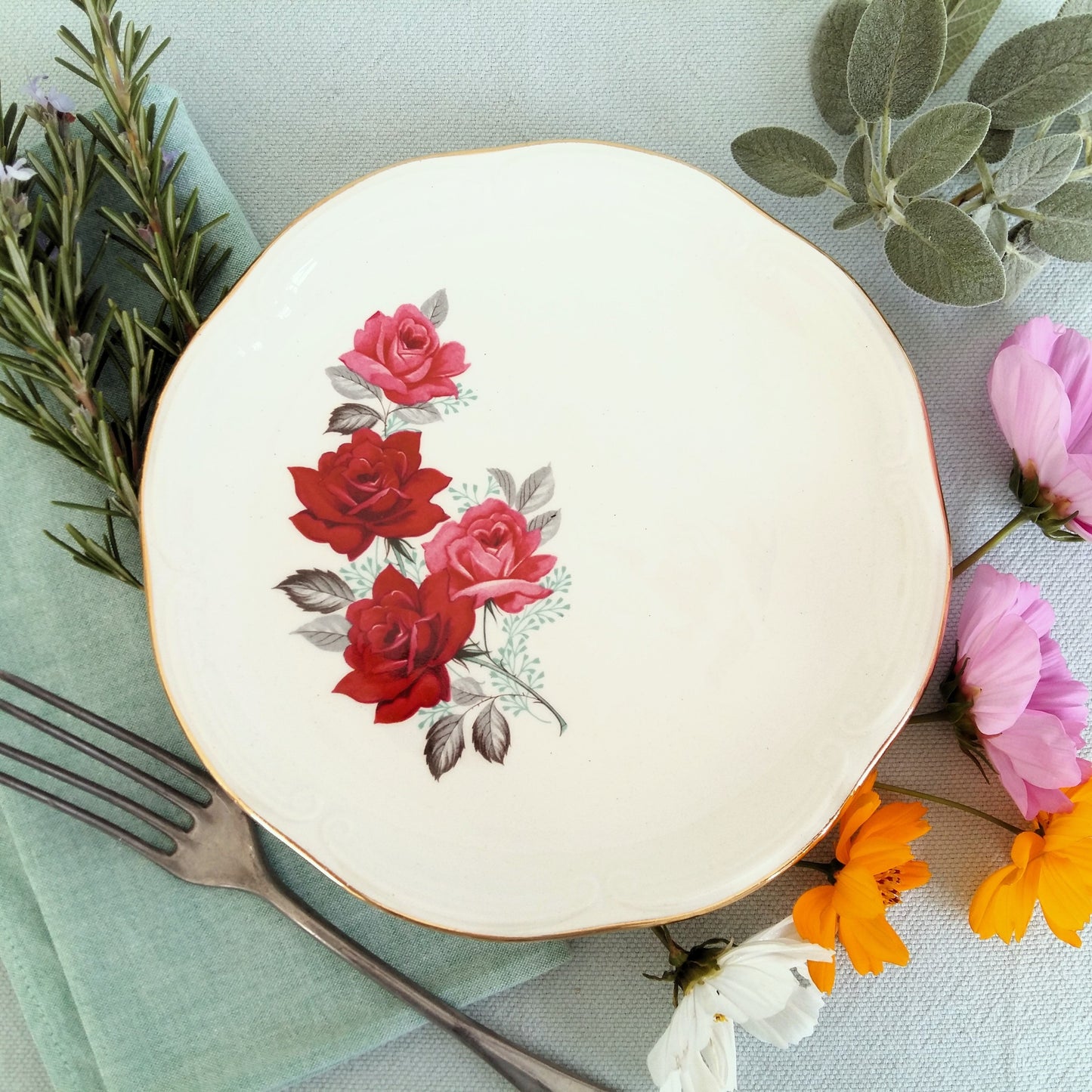 Eight Mismatched 1950s Floral Plates from Tiggy & Pip - €198 with FREE worldwide shipping! Shop now at Tiggy and Pip