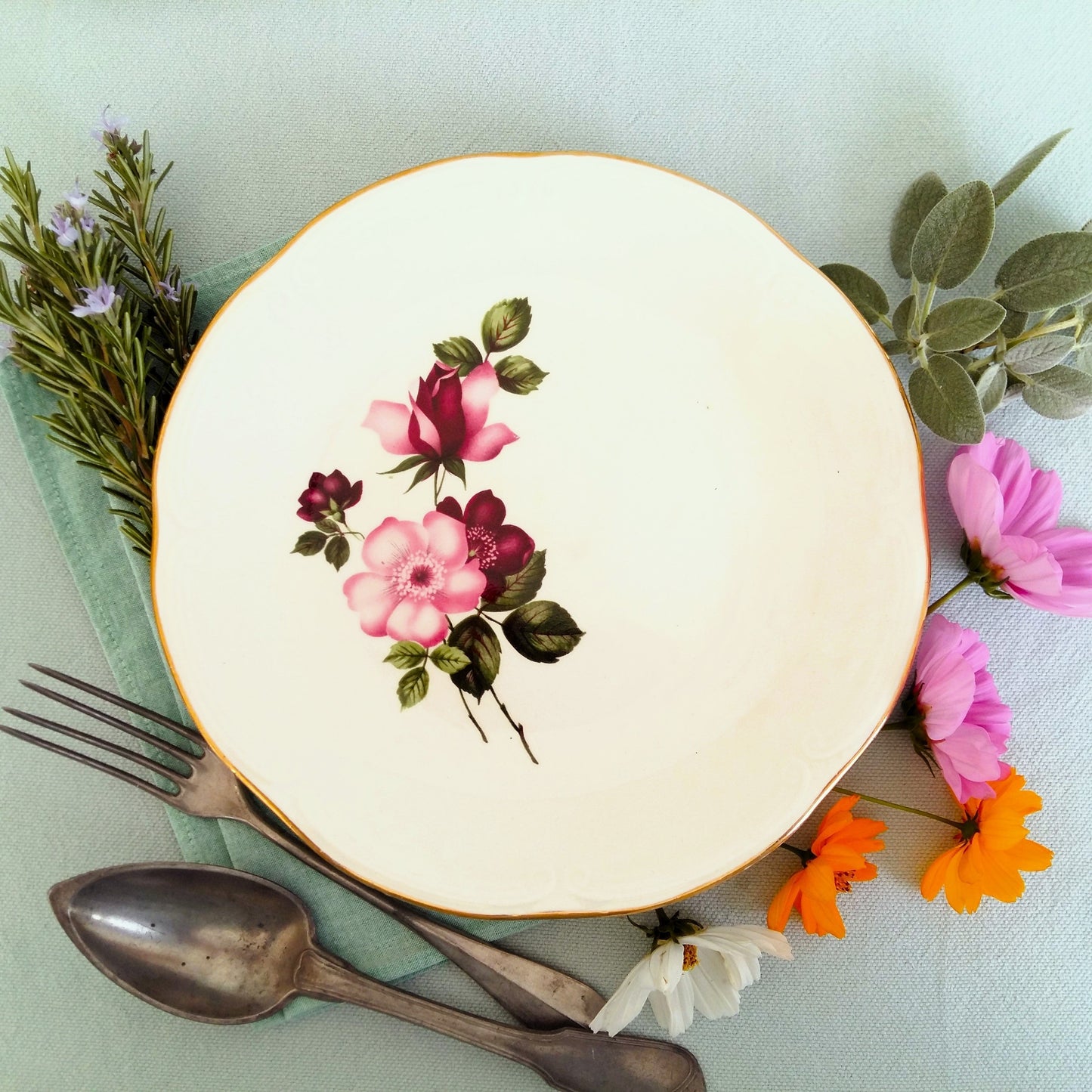 Eight Mismatched 1950s Floral Plates from Tiggy & Pip - Just €198! Shop now at Tiggy and Pip